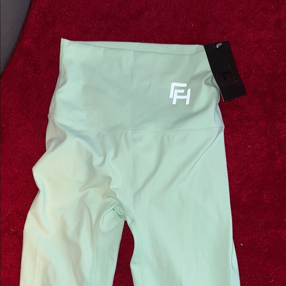 Green High-Waisted Leggings with Stretchy Fit